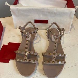 VALENTINO ROCKSTUD FLAT RUBBER SANDAL